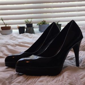 Simple black pumps